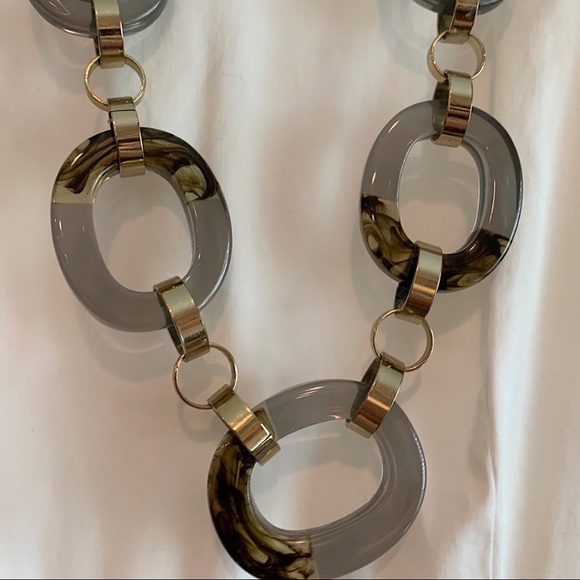 Zenzii Gold resin statement necklace - Picture 3 of 5